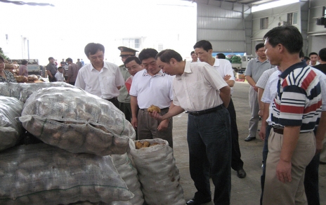 2006年9月嘉興市委書記、市人大主任黃坤明一行蒞臨蔬菜市場視察菜籃子供應工作